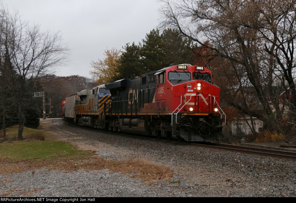 CN 3805 & 3922 roll south with M340